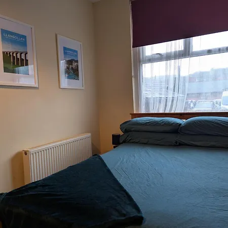 Llangollen Hostel - The Whole Bedroom - Self Catering Facilities-2